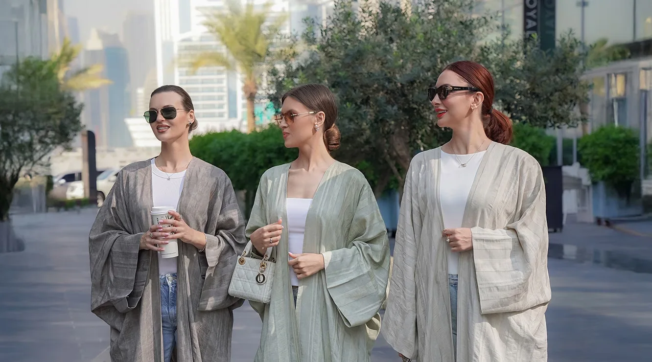 كيف تضيفين الإكسسوارات إلى عبايتك السادة؟