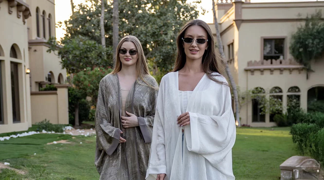 أفضل العبايات السادة لإطلالة الشارع اليومية