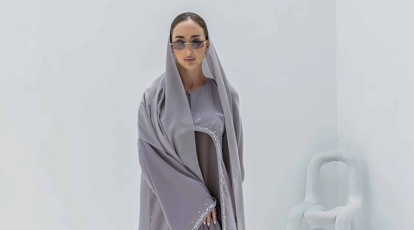 كيفية تنسيق الإكسسوارات مع عبايتك المرصّعة بالأحجار؟