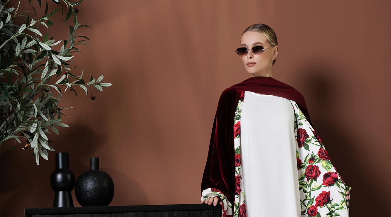 كيفية تنسيق العباية في الشتاء: نصائح دافئة، أنيقة، وعلى الموضة