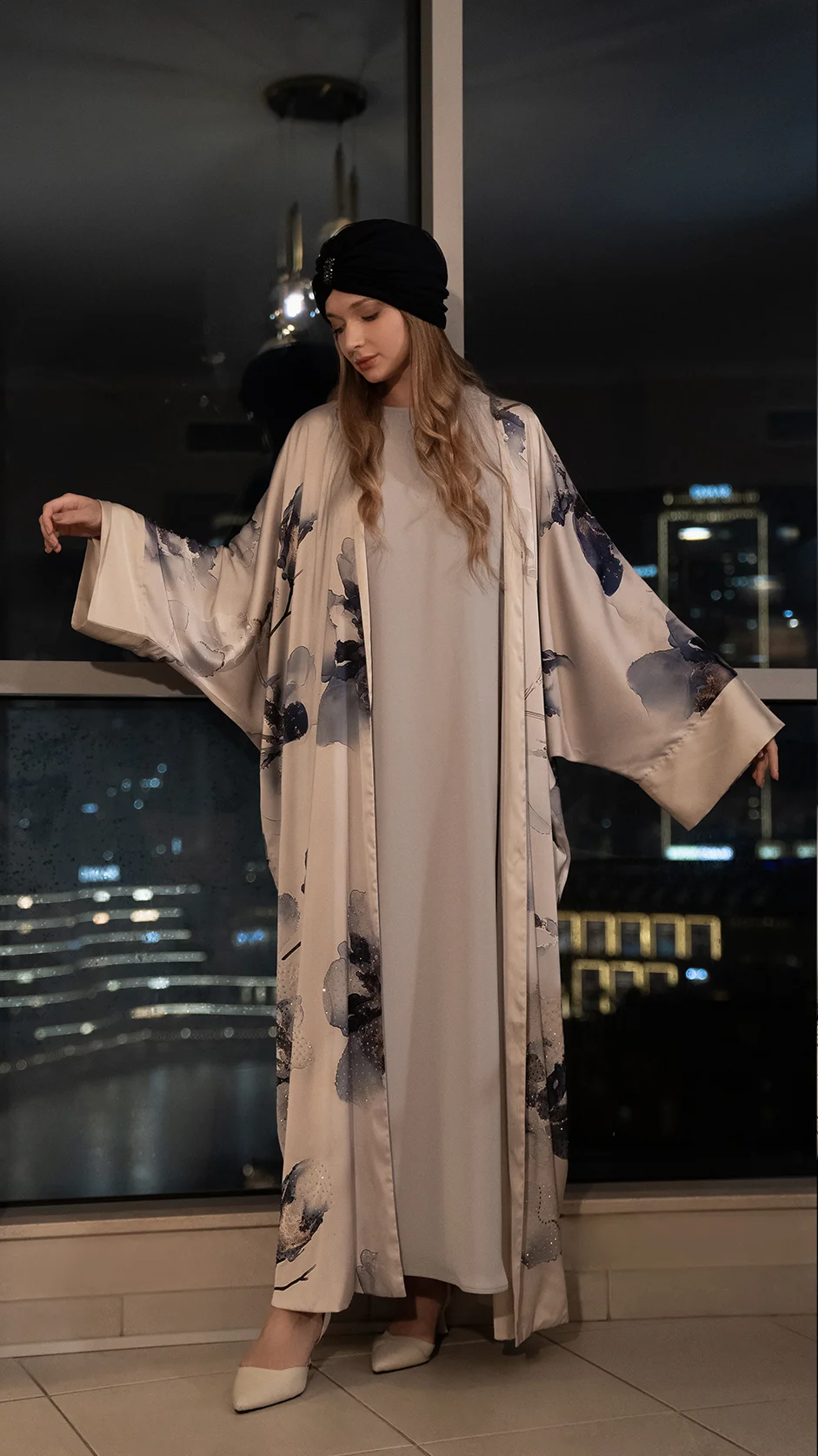 عباية حرير ثنائية اللون بالبيج اللوزي