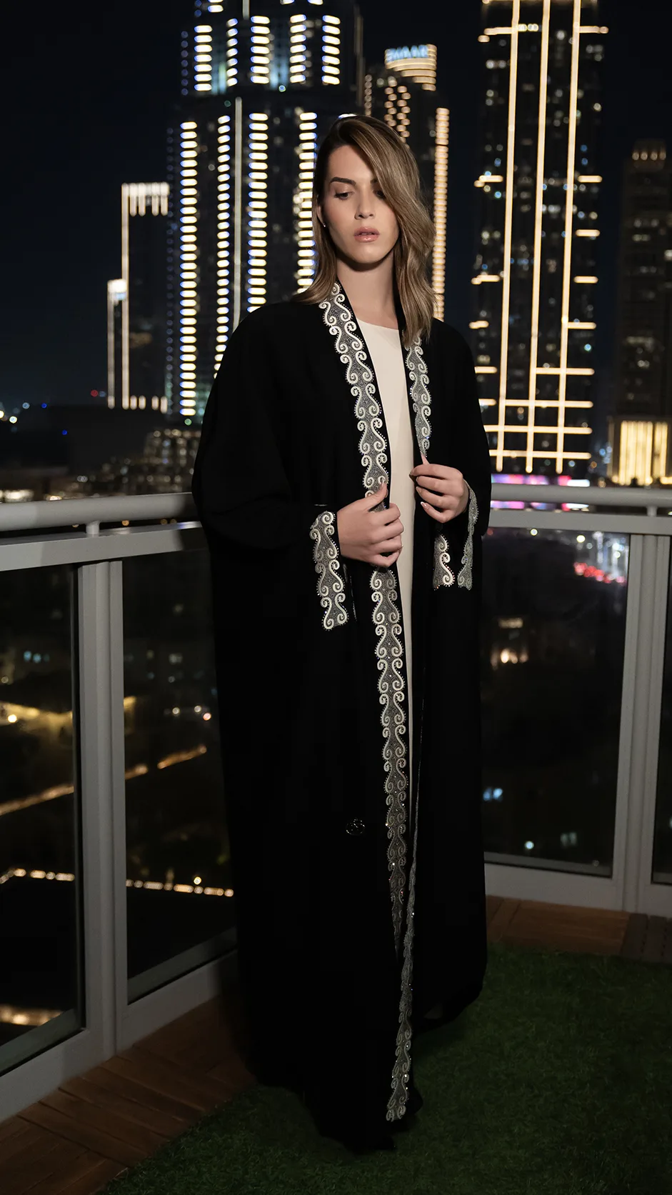 عباية مطرّزة بتصميم شنلي