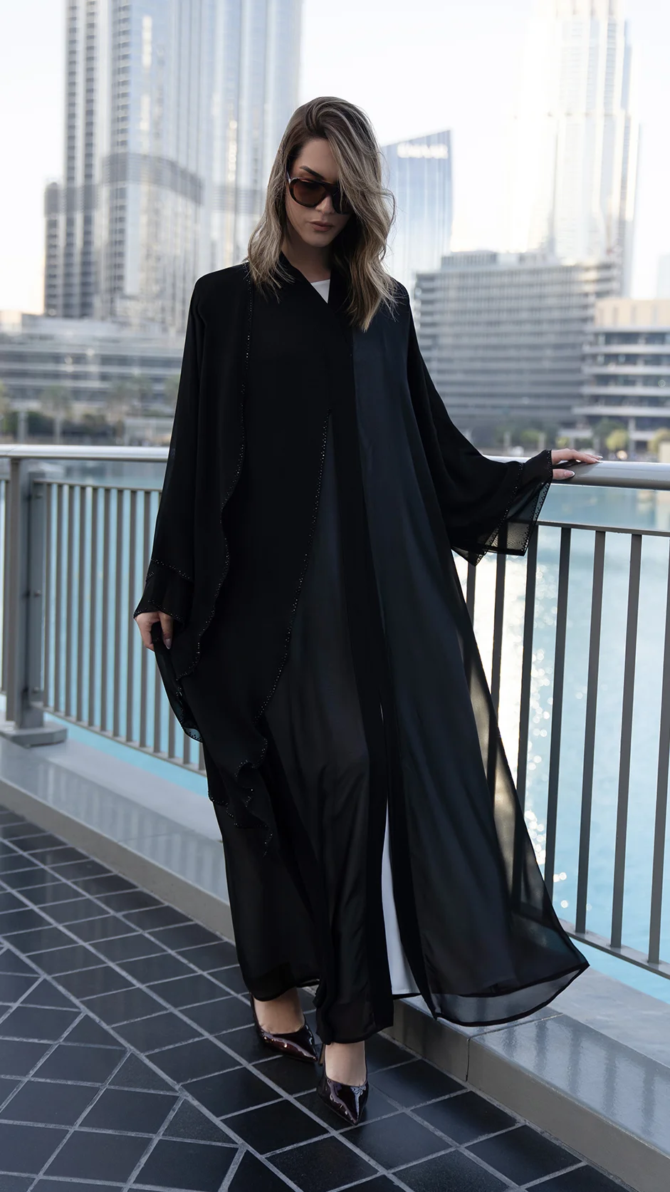 عباية شيفون سوداء مع أحجار