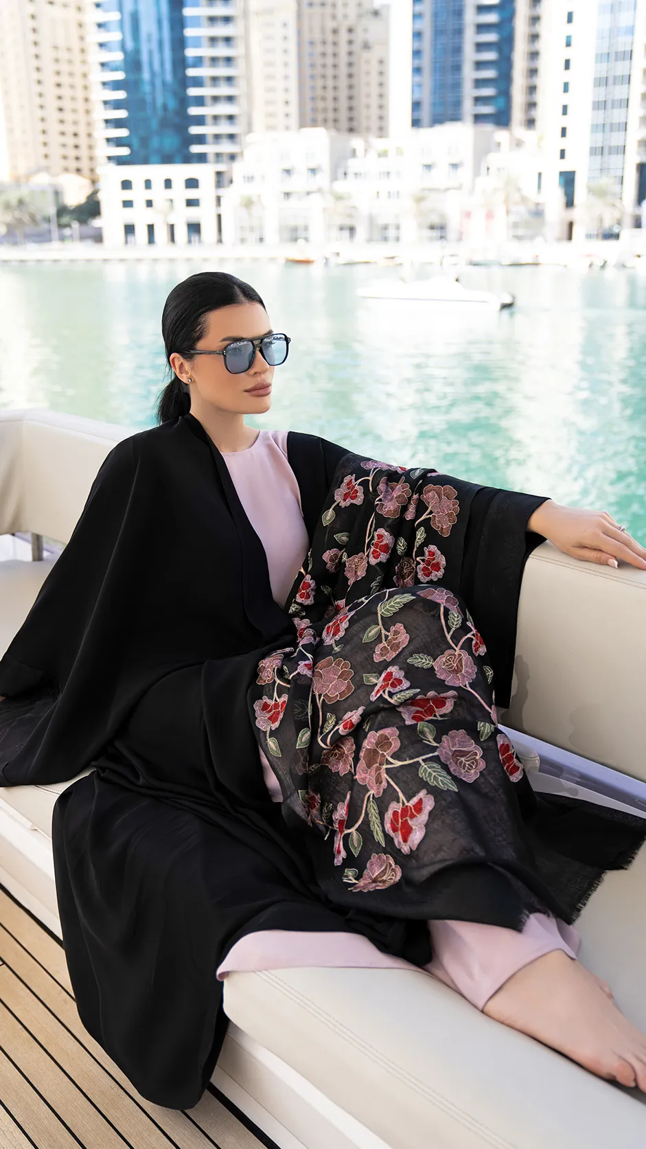 عباية مفتوحة بحواف متباينة باللون الأسود