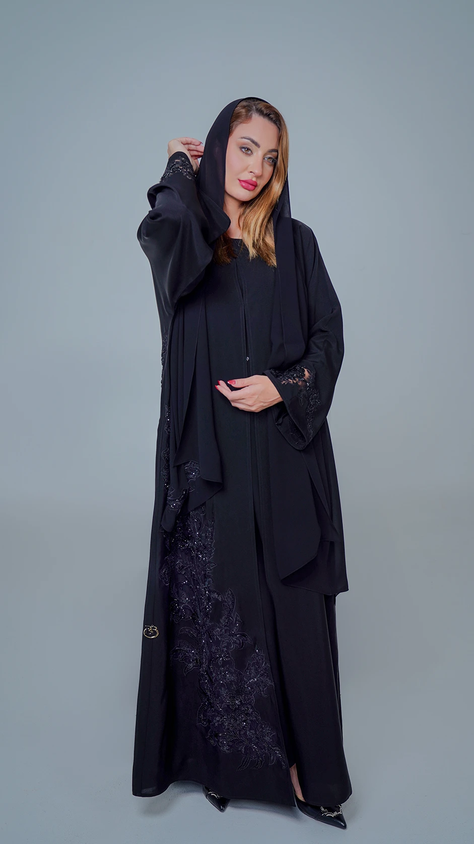 عباية كريب سودا مزينة بدانتيل وحجارة لامعة