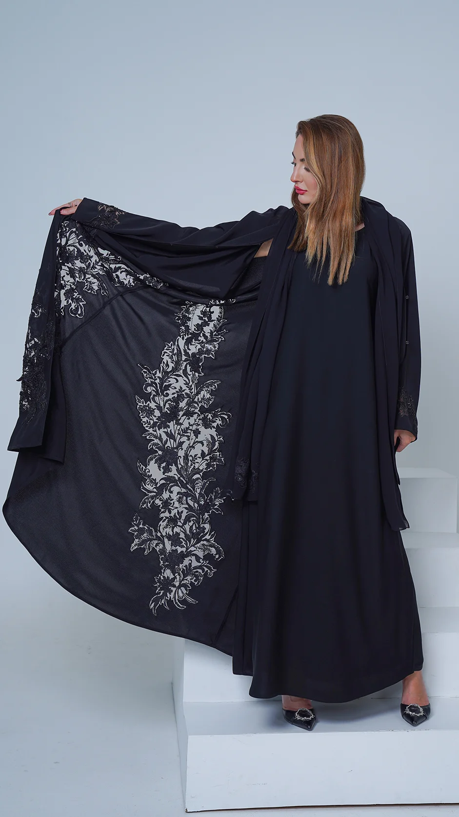 عباية كريب سودا مزينة بدانتيل وحجارة لامعة