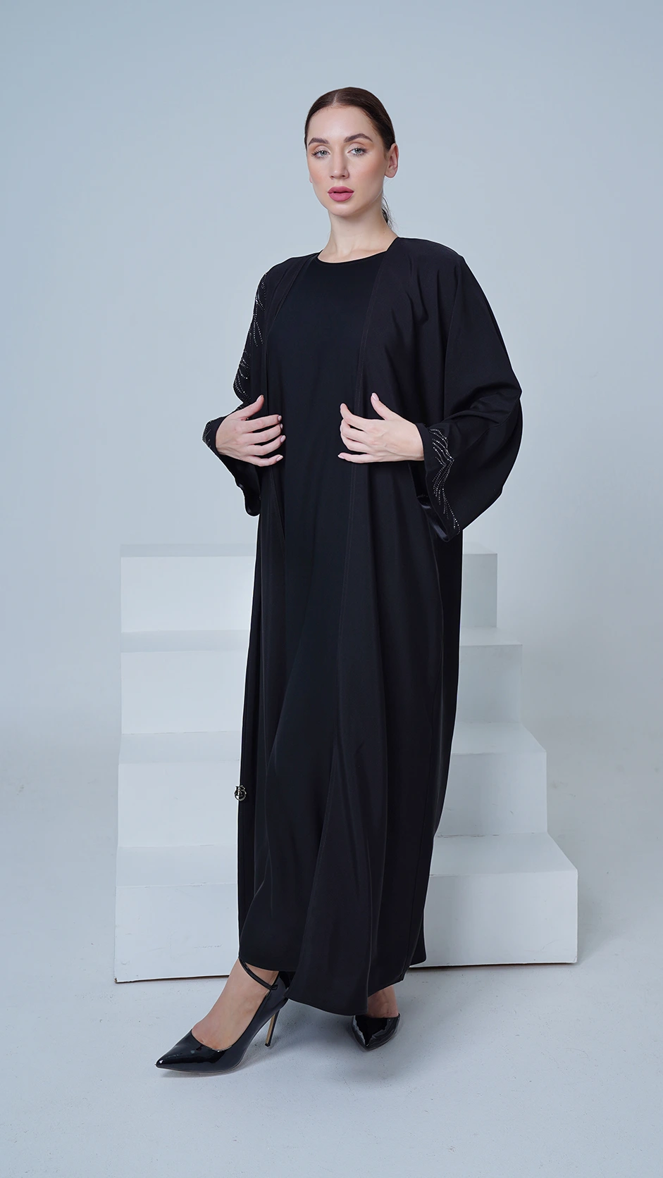 عباية كريب سوداء مفتوحة مزينة بالأحجار