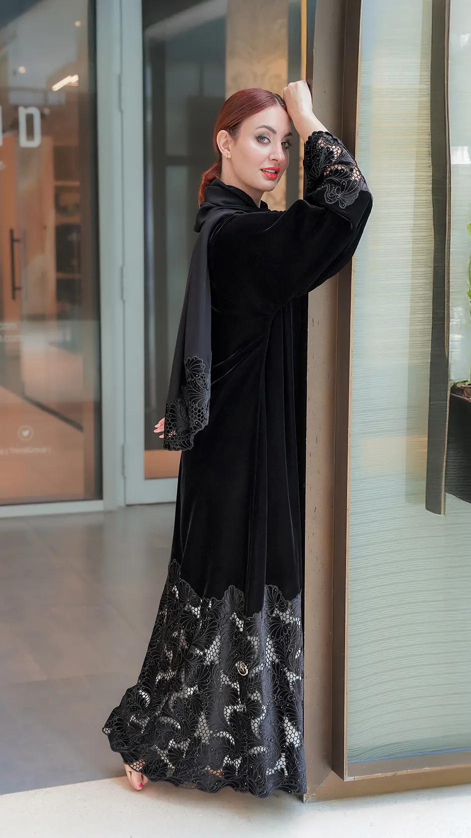 عباية دانتيل فاخرة مزينة بالأحجار