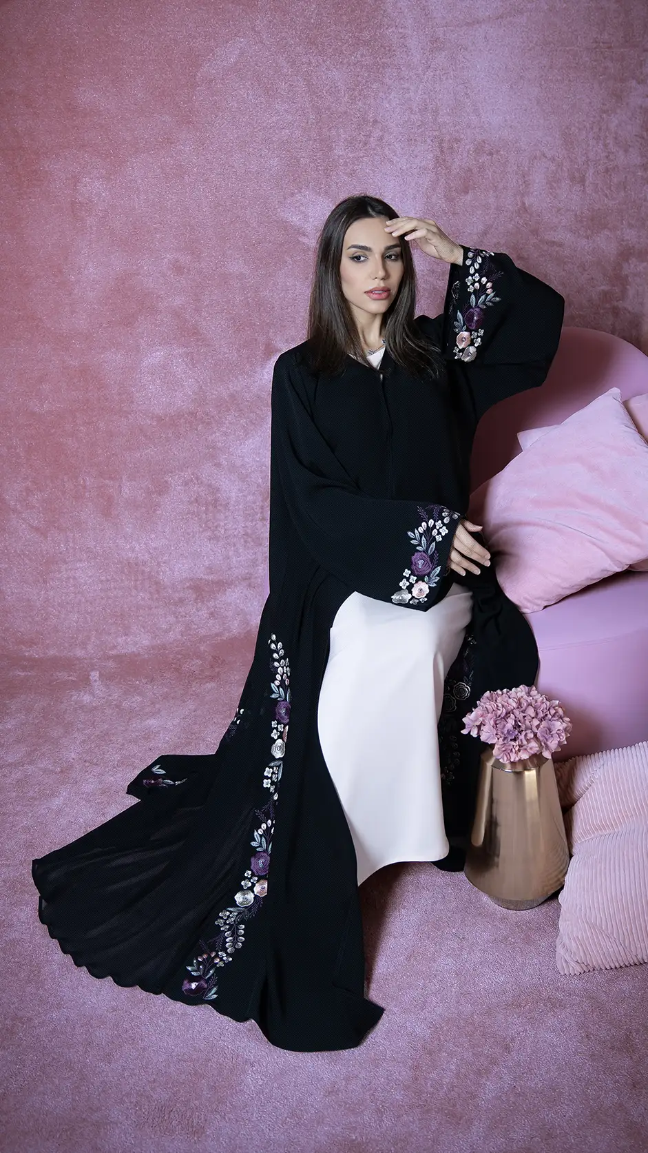 عباية سوداء مطرّزة ومزيّنة بأحجار أنيقة