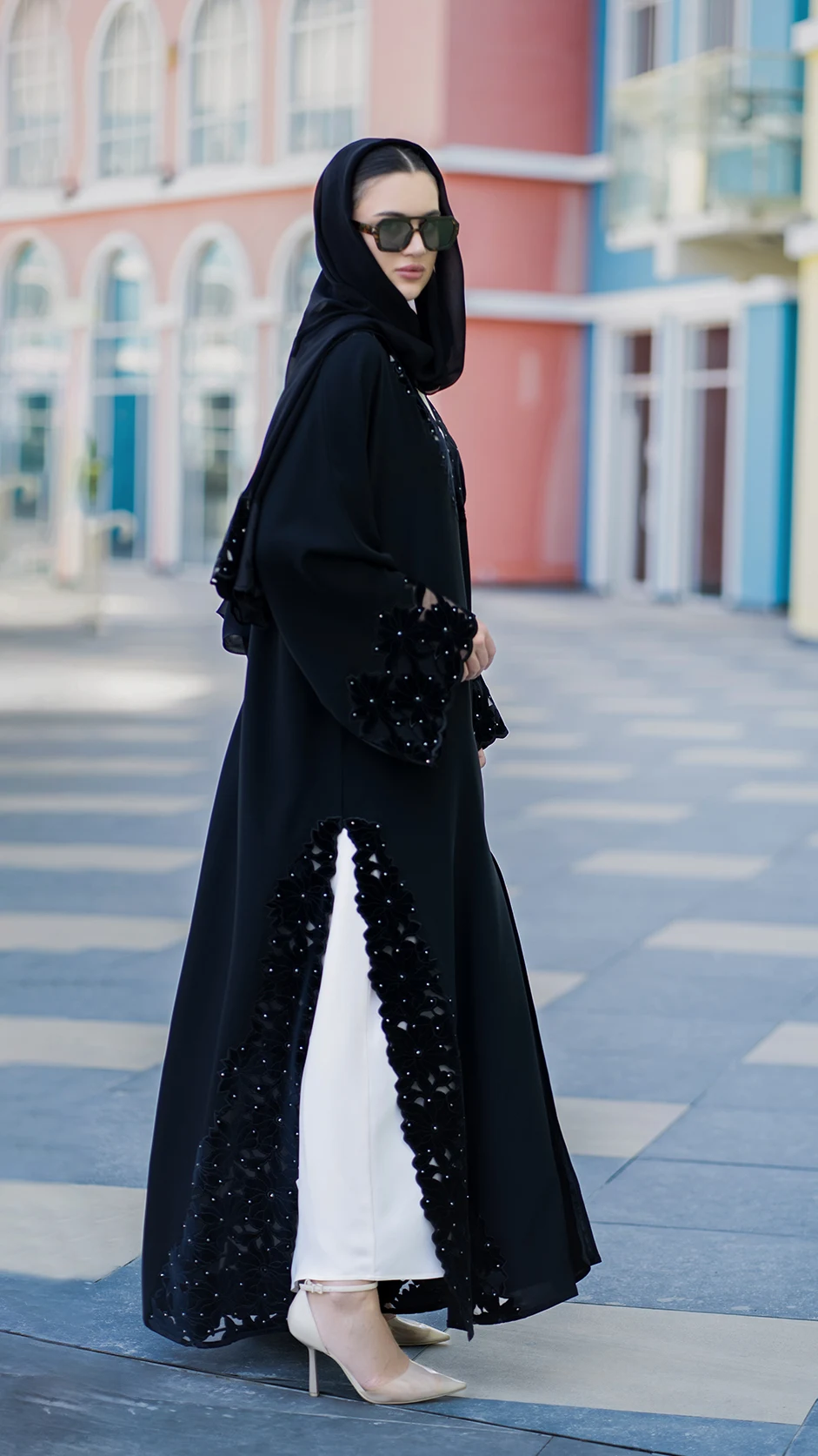 عباية سوداء مزينة بدانتيل زهري مع أحجار