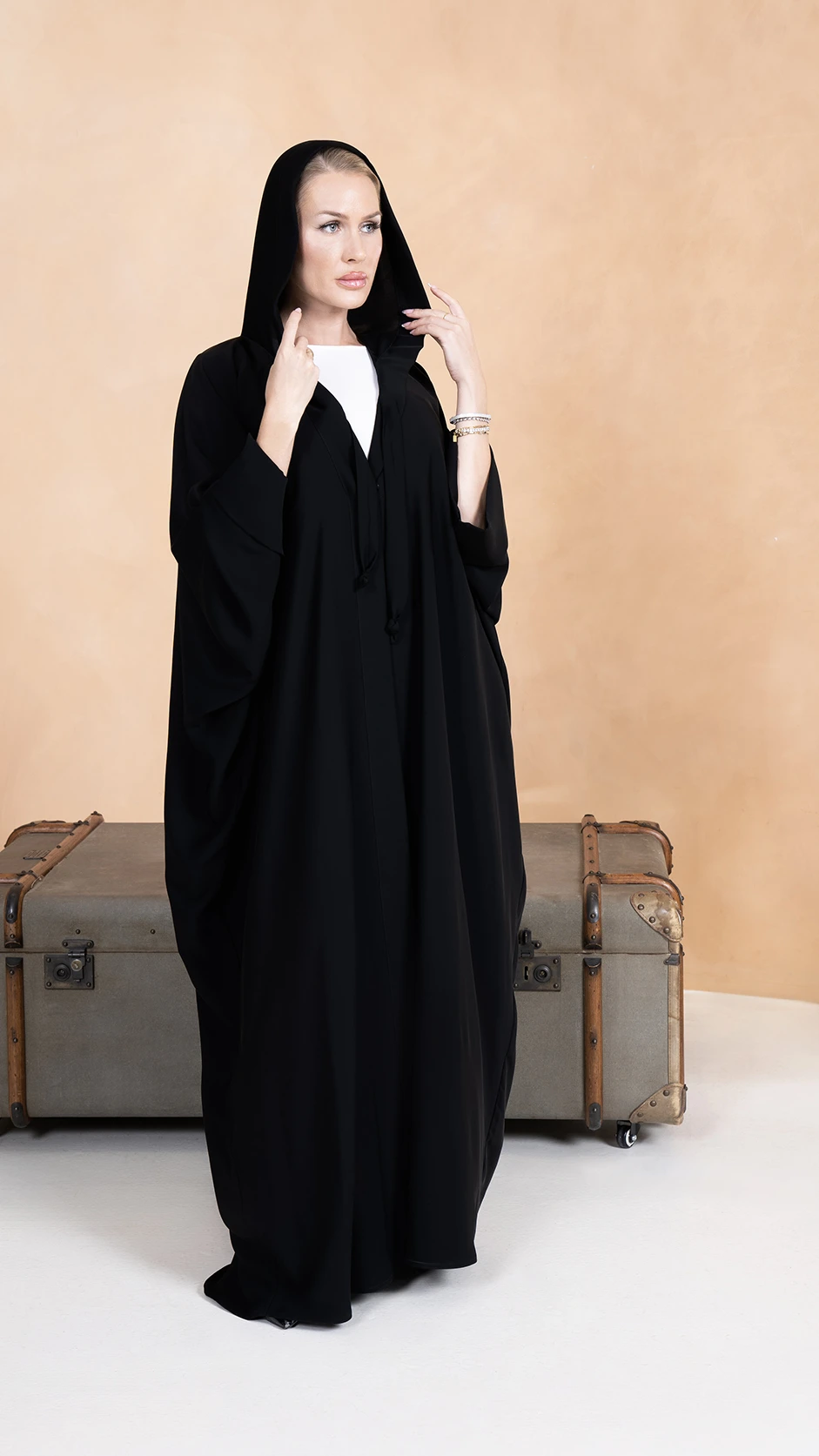 عباية نيدا بغطاء رأس