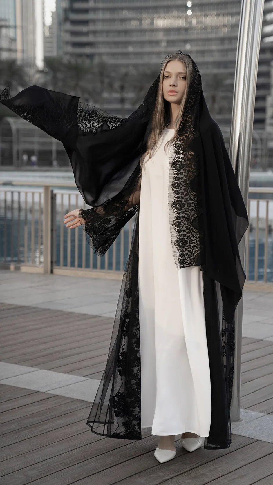 عباية دانتيل سوداء مرصّعة بالأحجار