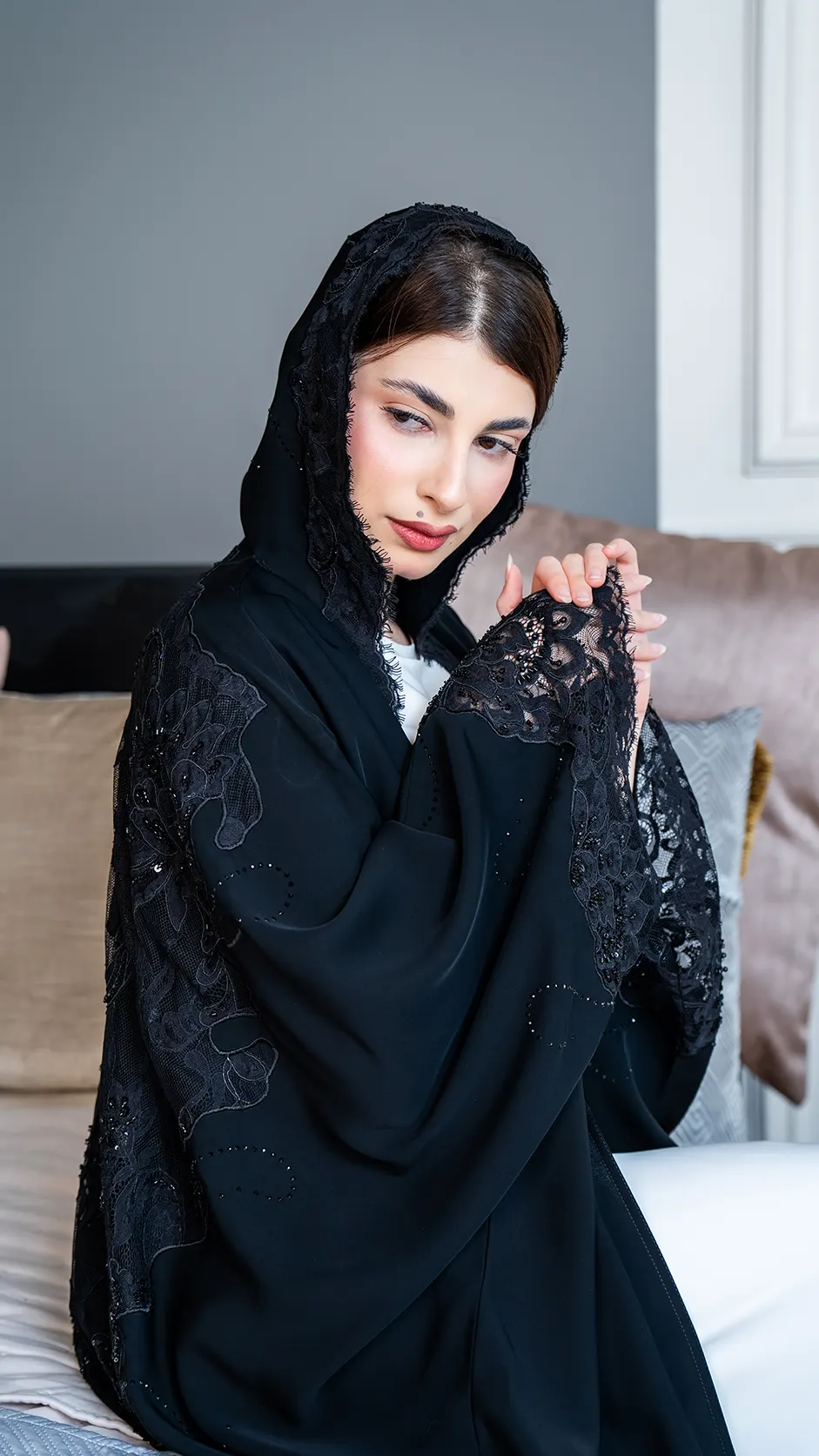 عباءة دانتيل سوداء بقلنسوة