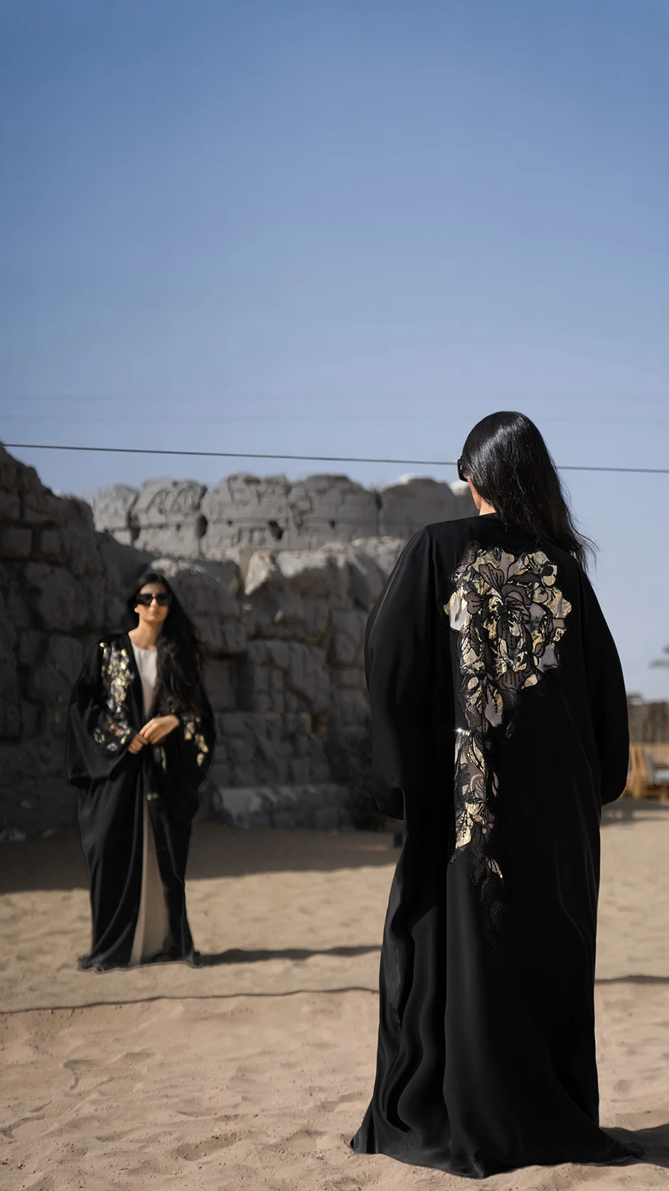 عباية نيدا سوداء بدانتيل مزين بالأحجار