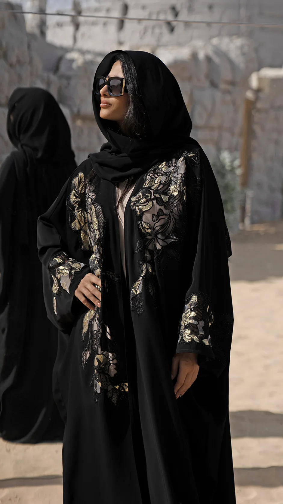 عباية نيدا سوداء بدانتيل مزين بالأحجار