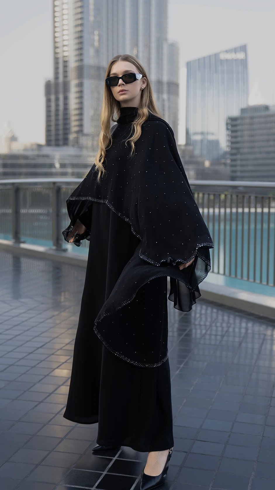 عباية نيدا سوداء مزينة بالأحجار