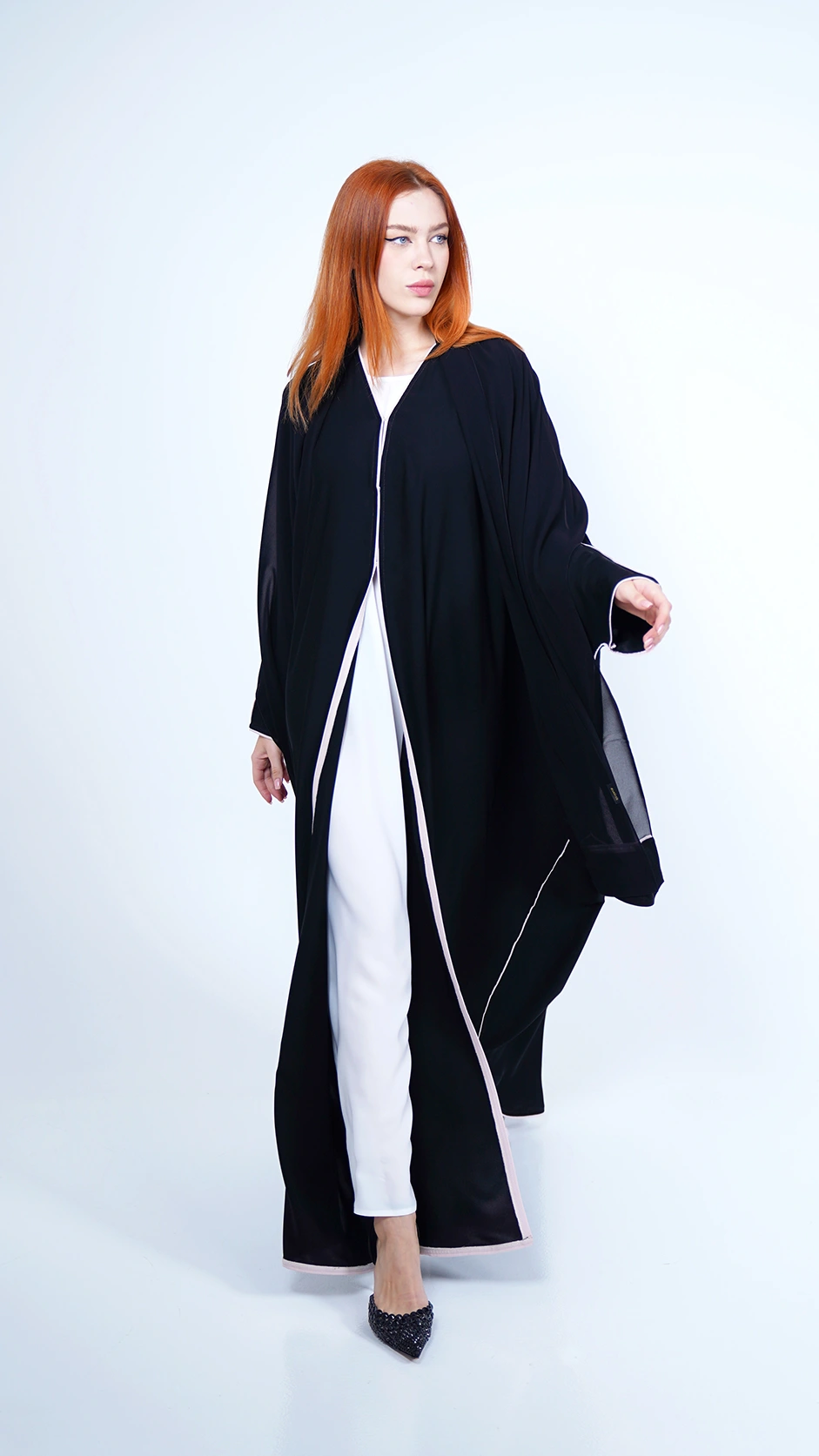 عباية فراشة سادة باللون الأسود بتفصيل أبيض