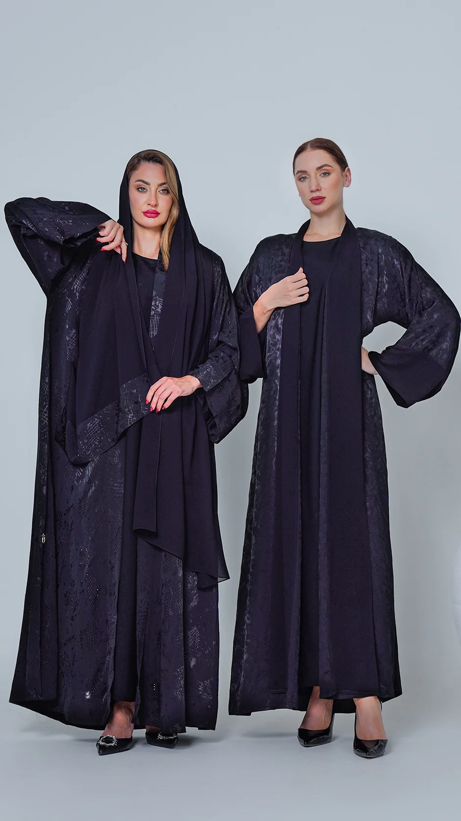 عباية سودا بطباعة ناعمة ومزيّنة بحجارة لامعة