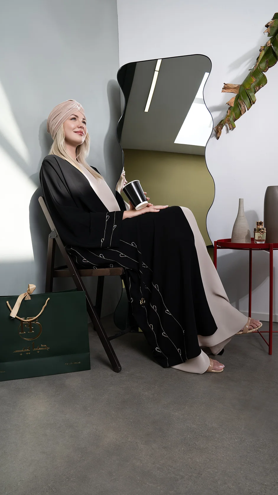 عباية سوداء بحبات حجر وتفصيل خياطة