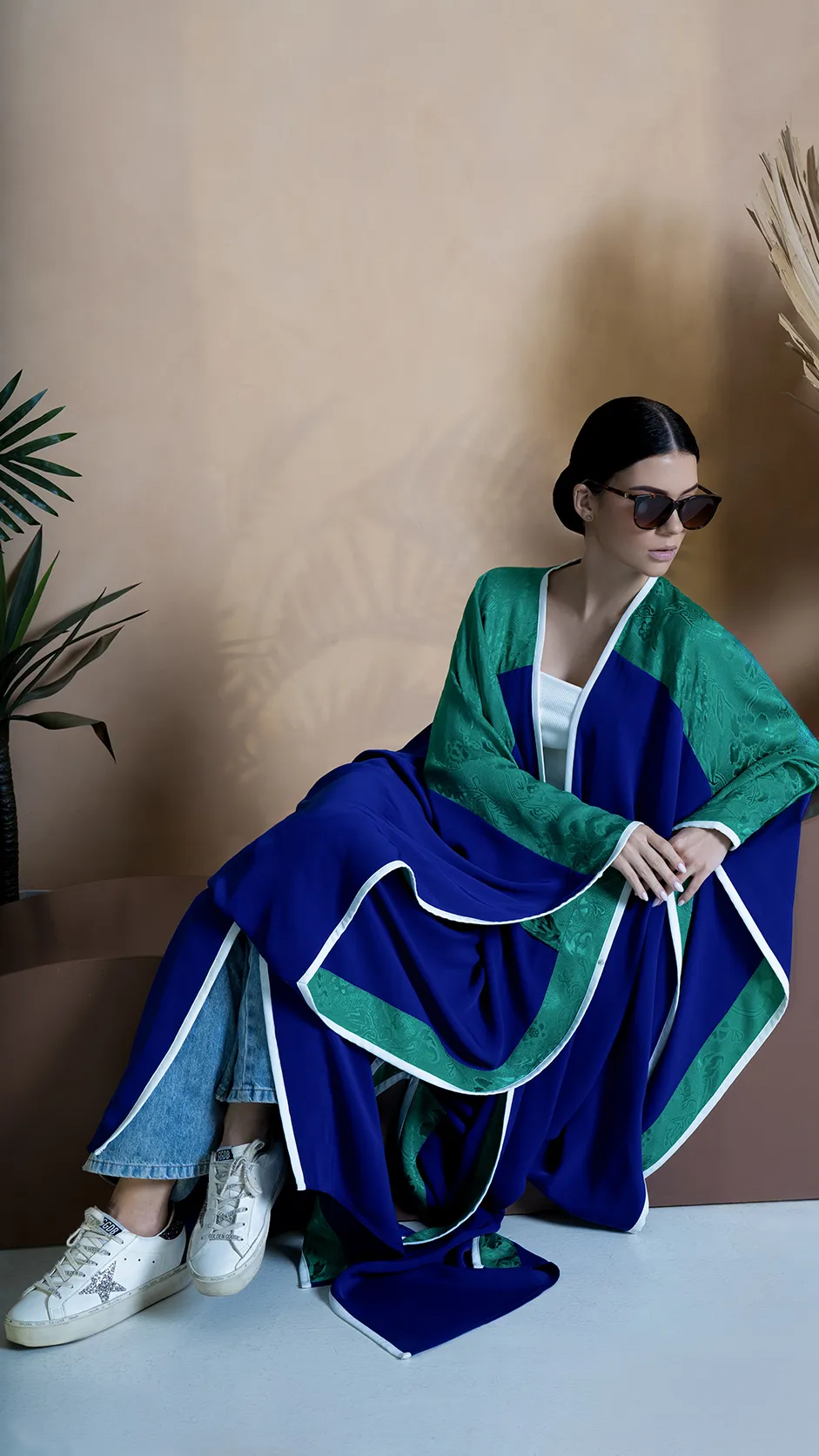 عباية بقصة مصممة باللون الأزرق والأخضر الغابي