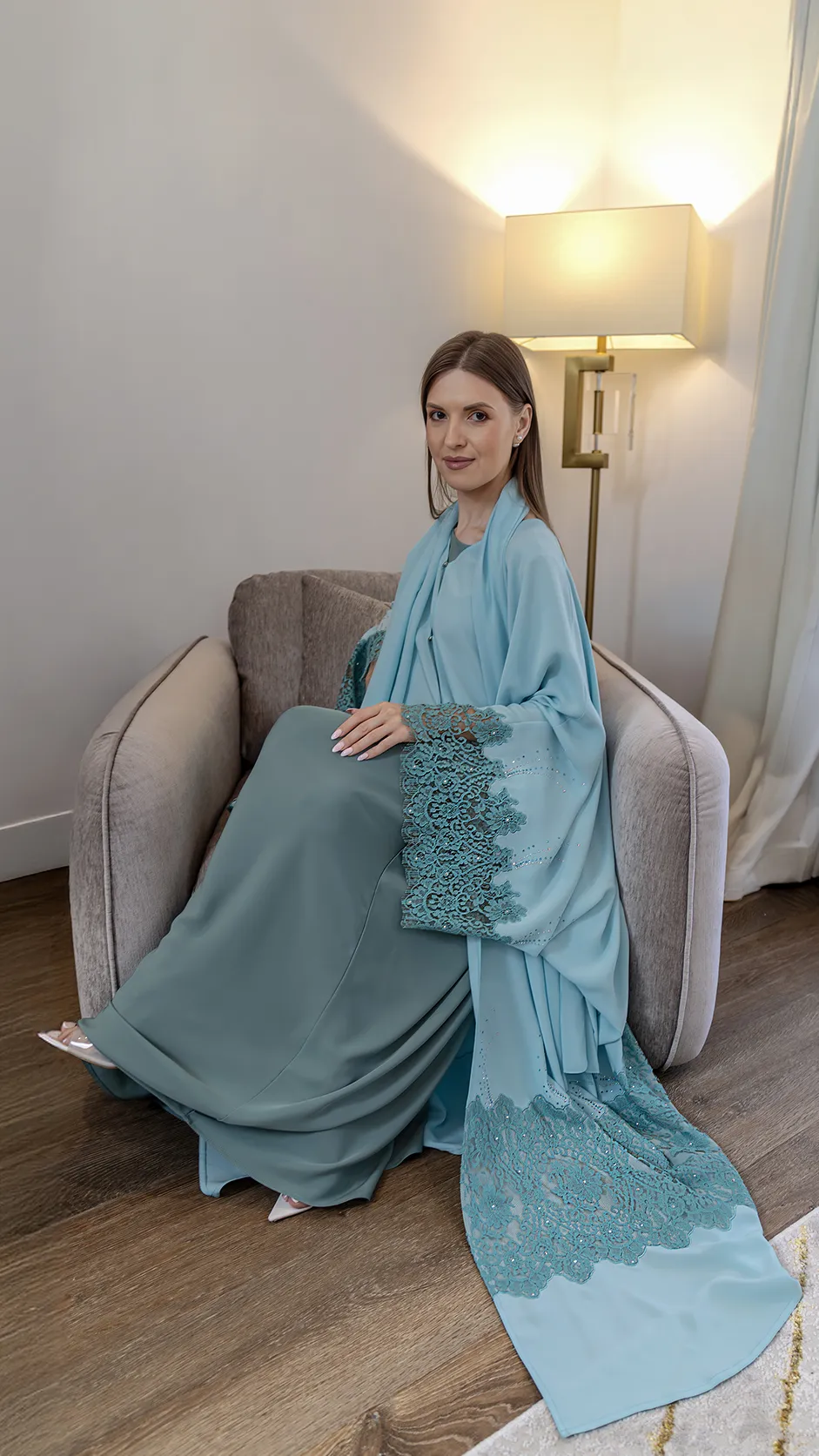 عباية ملونة من الدانتيل مزينة بالأحجار