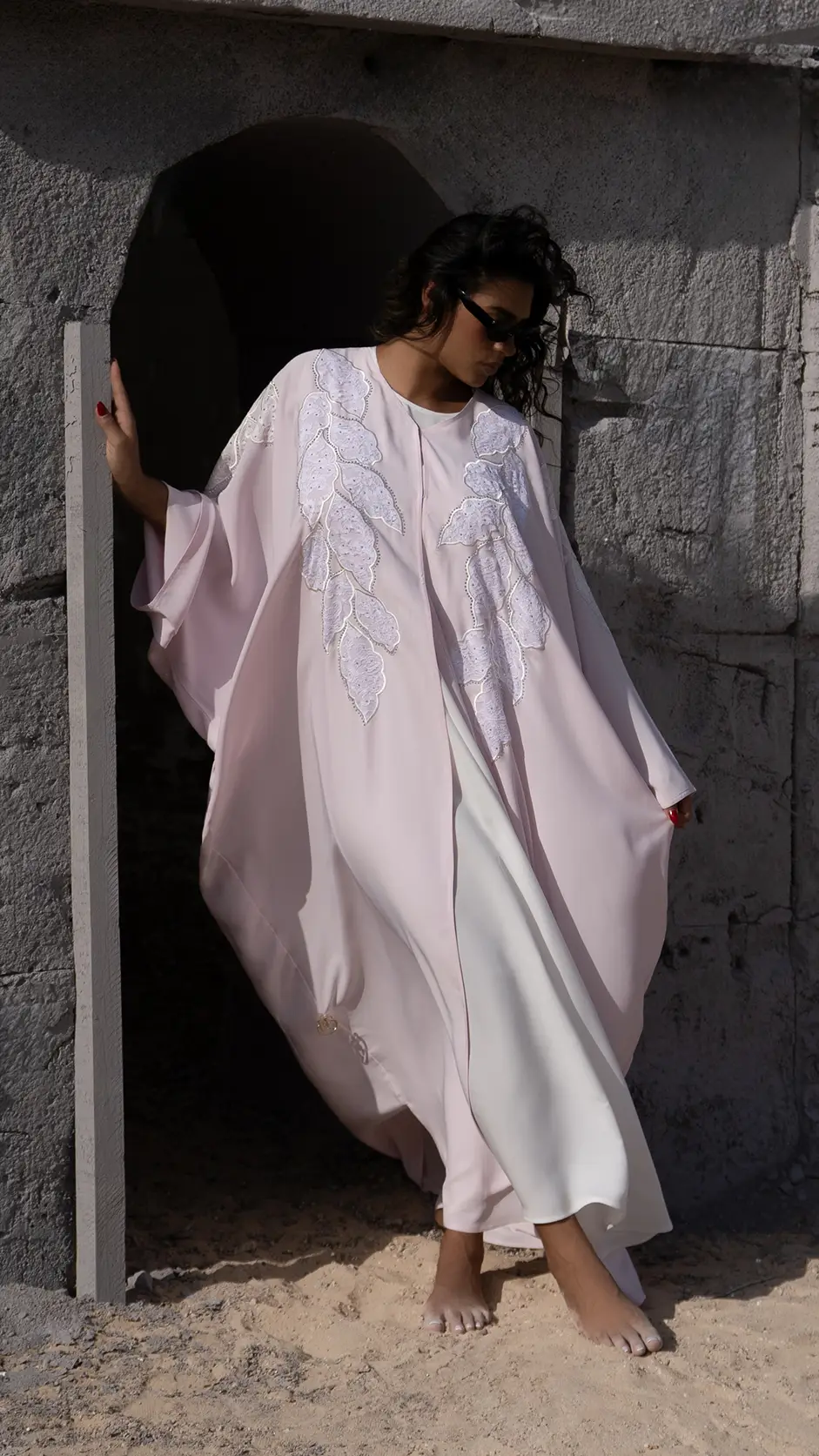 عباية دانتيل بنقشة الفراشة مزينة بالأحجار