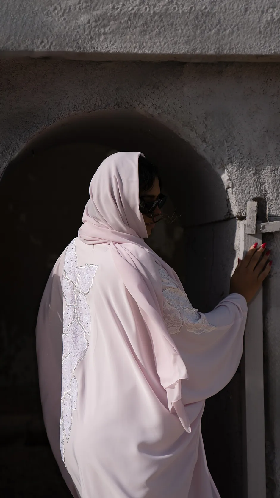 عباية دانتيل بنقشة الفراشة مزينة بالأحجار