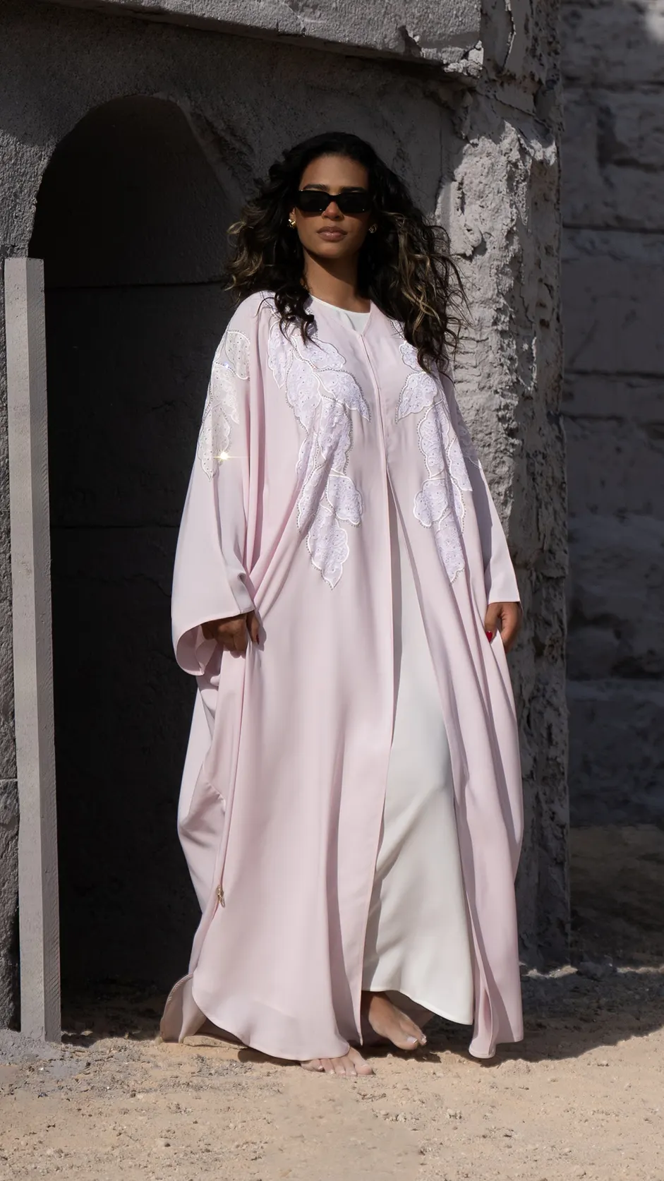 عباية دانتيل بنقشة الفراشة مزينة بالأحجار