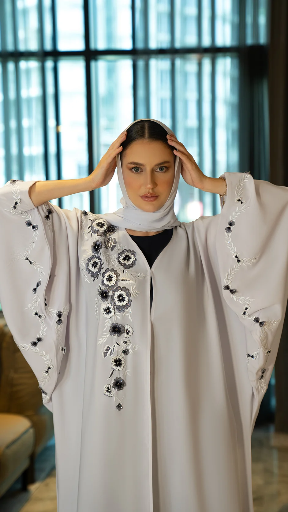 عباية فراشة مفتوحة بتطريز وحجارة أنيقة