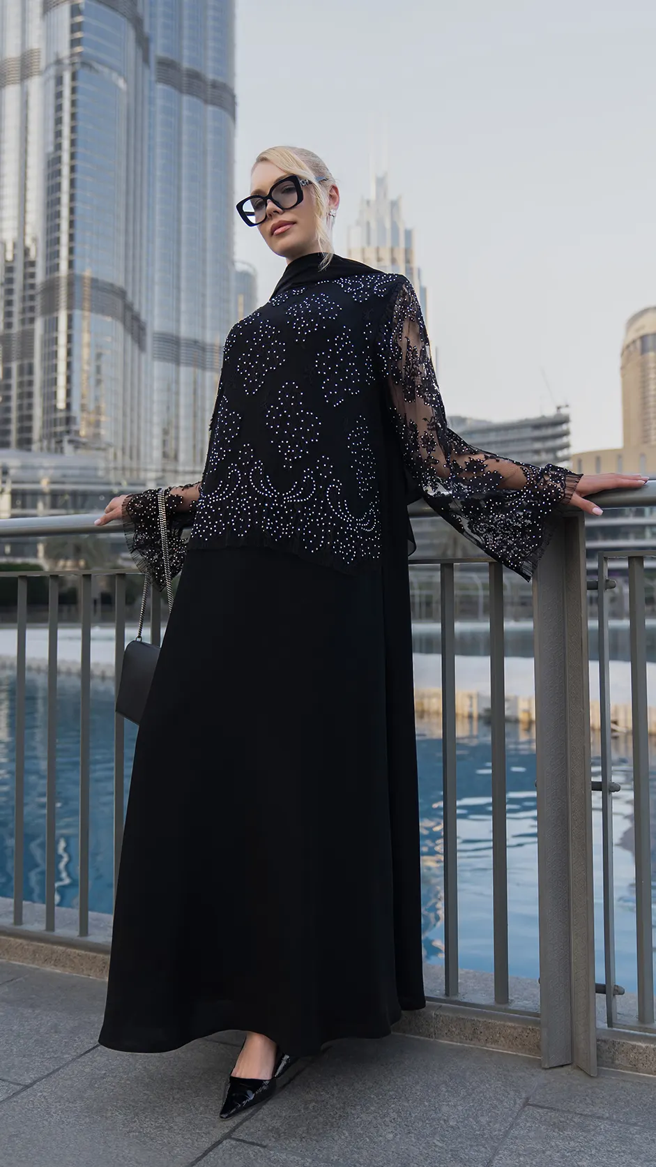 عباية سوداء مغلقة بتطريز دانتيل مرصّع بالأحجار