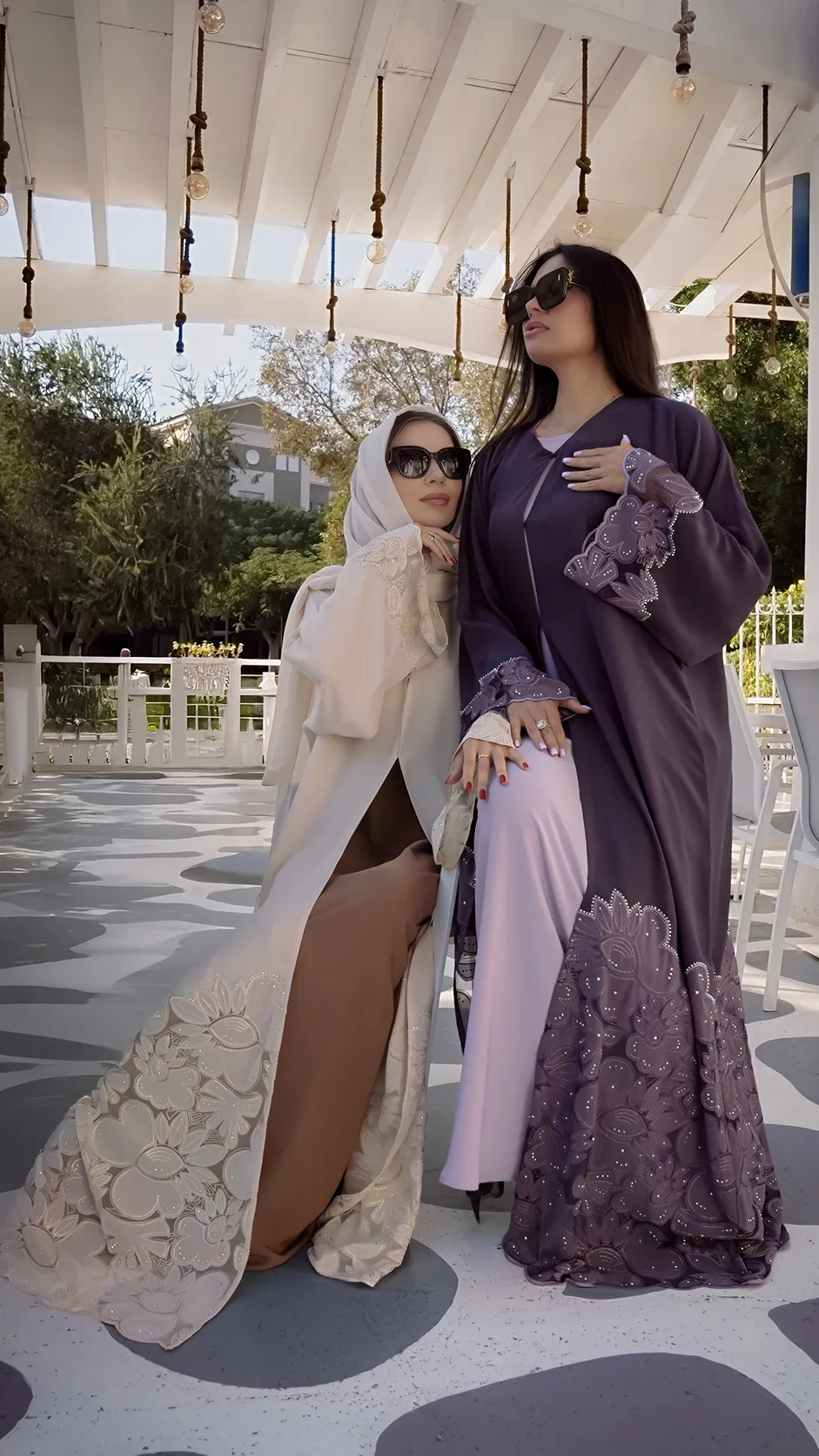 عباية دانتيل ملونة بأحجار