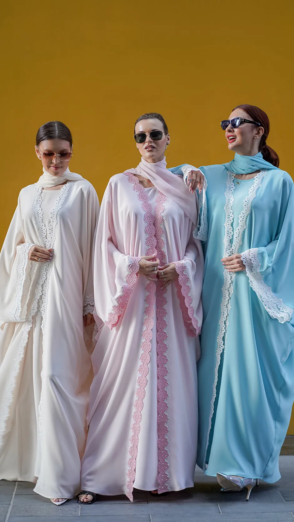 عباية فراشة ملونة مطرزة