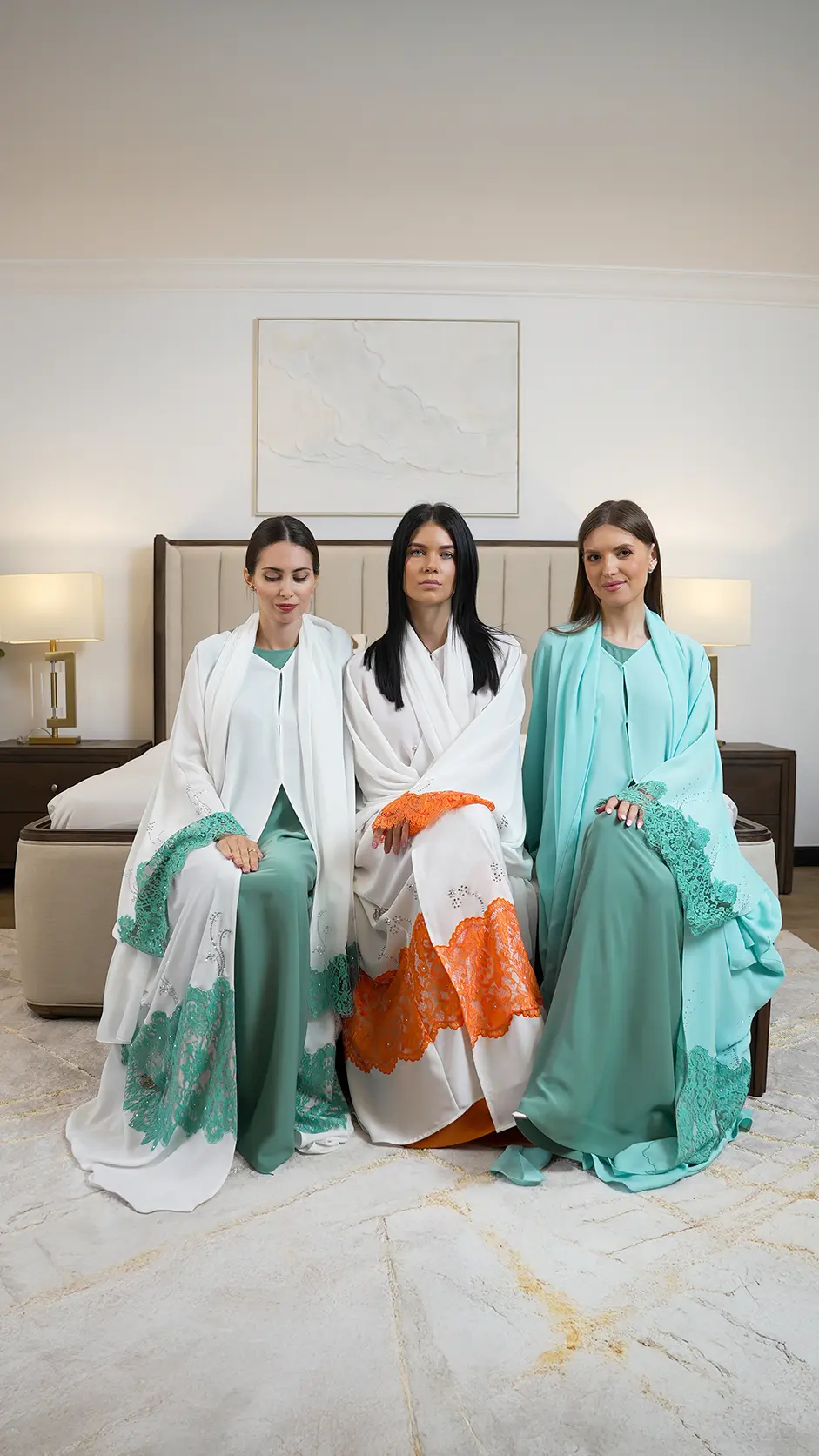 عباية ملونة من الدانتيل مزينة بالأحجار