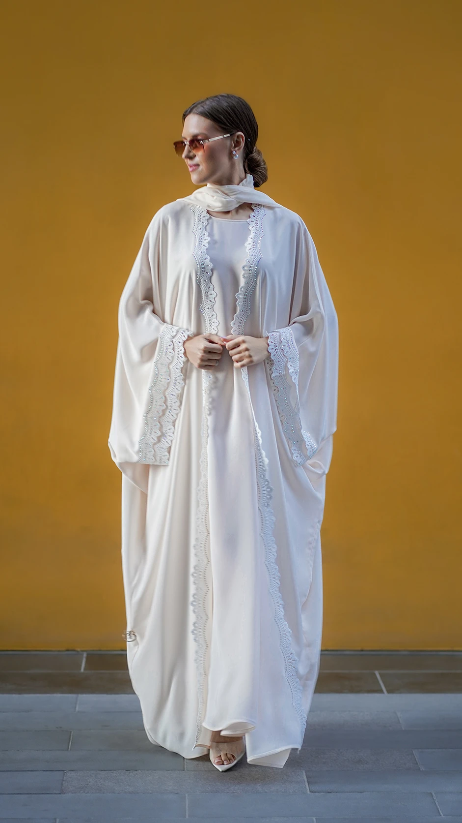 عباية فراشة ملونة مطرزة