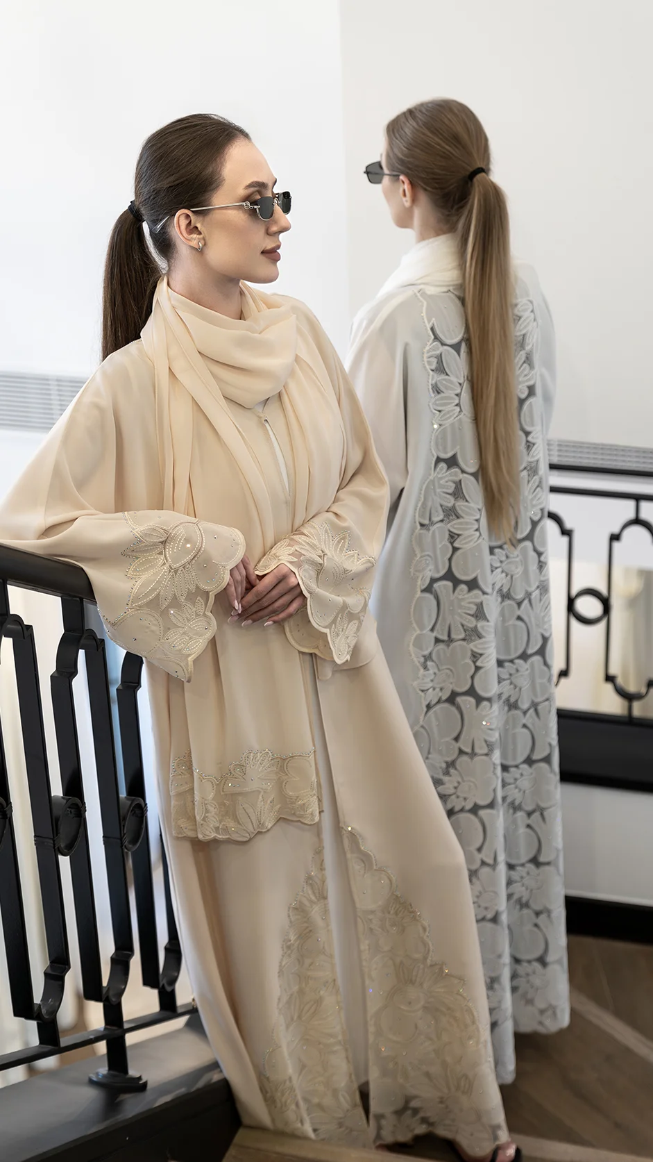 عباية دانتيل فاخرة مزينة بالأحجار