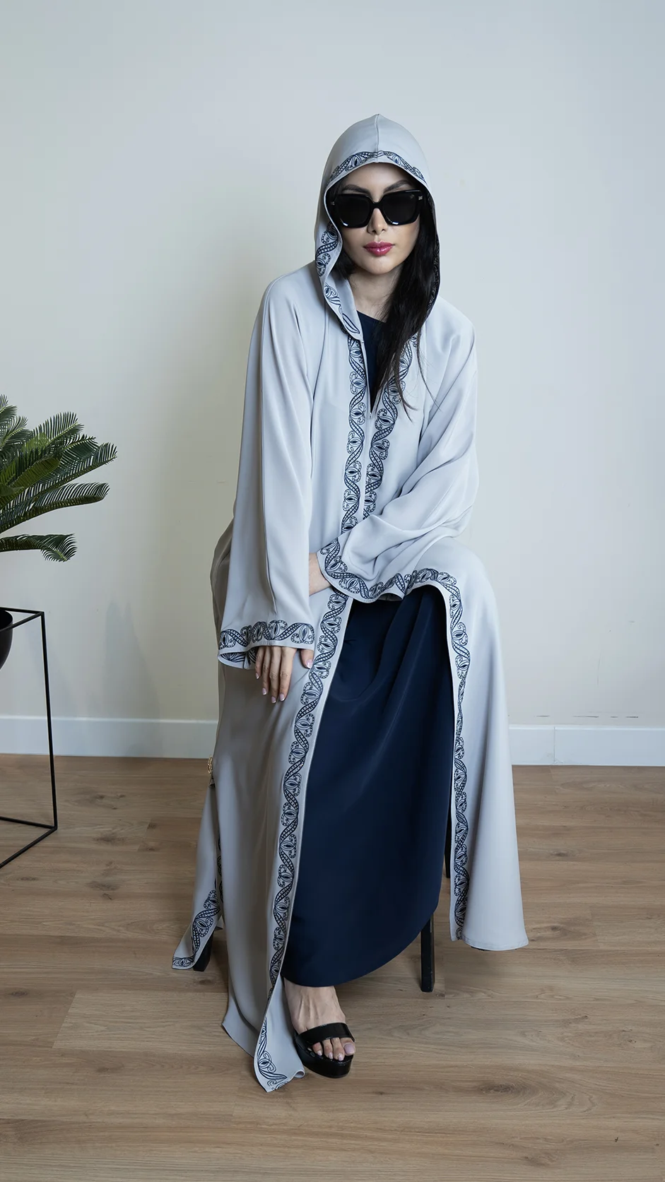 عباية بغطاء رأس مطرّزة ومزيّنة بأحجار أنيقة