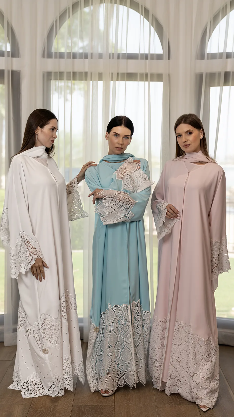 عباية دانتيل زهري مزينة بالأحجار