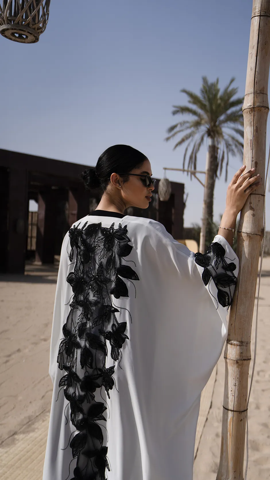 عباية نیدا دانتيل بالورود مزينة بالأحجار