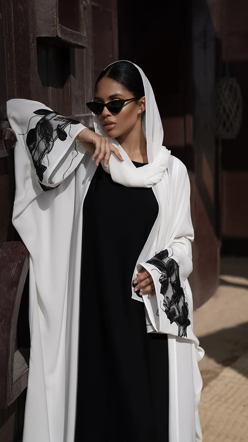 عباية نیدا دانتيل بالورود مزينة بالأحجار