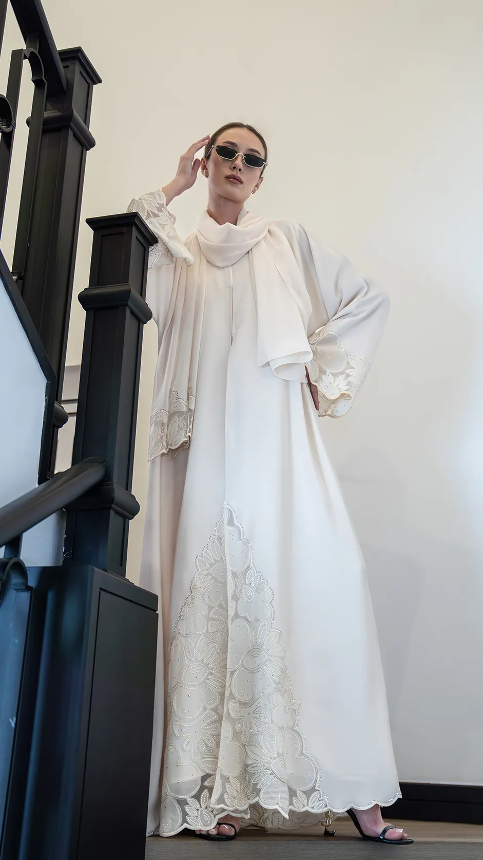 عباية دانتيل فاخرة مزينة بالأحجار