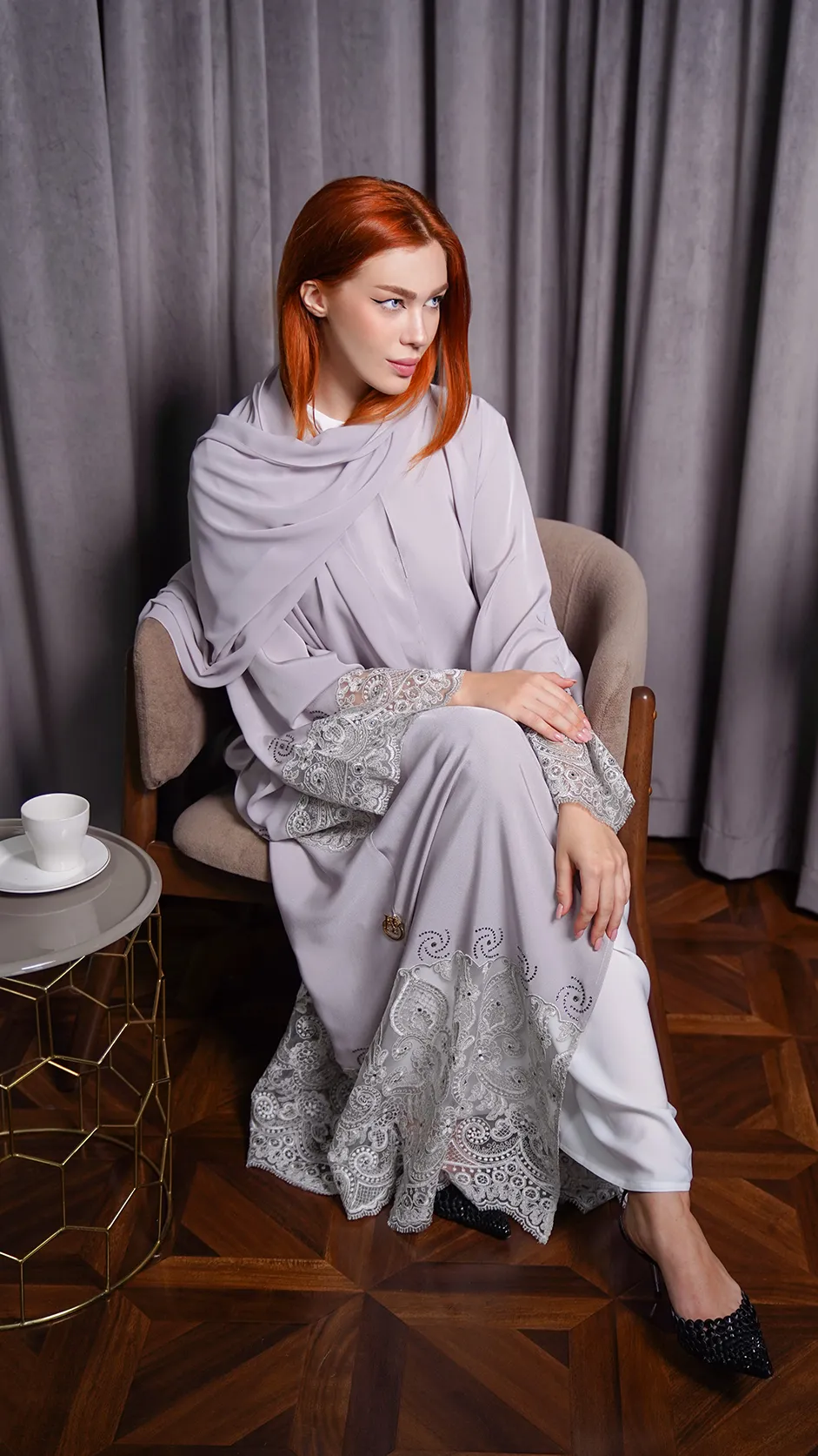 عباية دانتيل فاخرة مزينة بأحجار لامعة