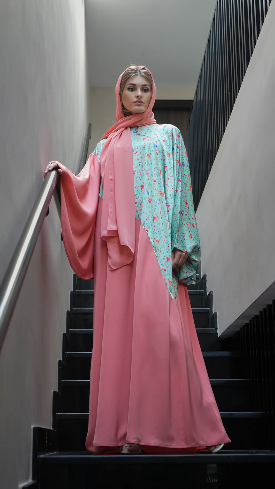 عباية فراشة مرصّعة بالأحجار باللون البرتقالي الفاتح