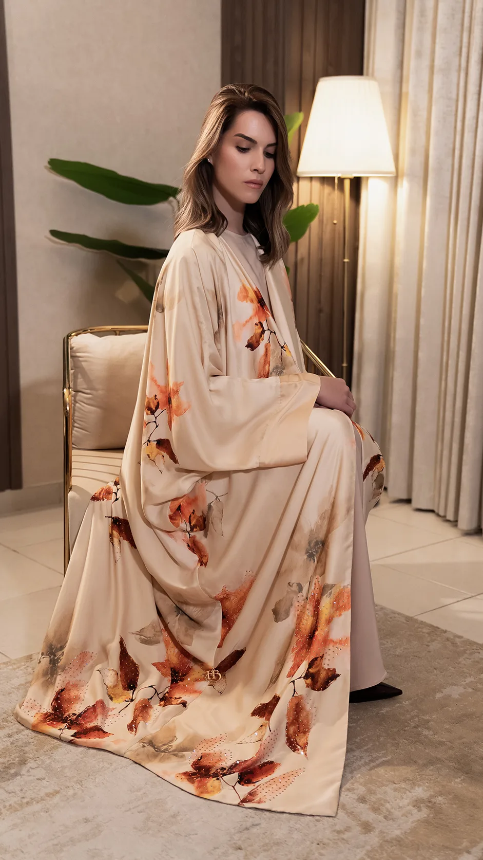 عباية حرير بلون خوخي فاتح بدرجين