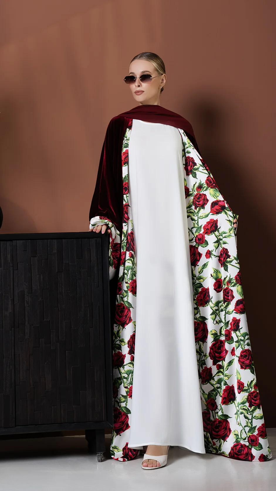 عباية مخمل مزدوجة الوجه باللون المارون