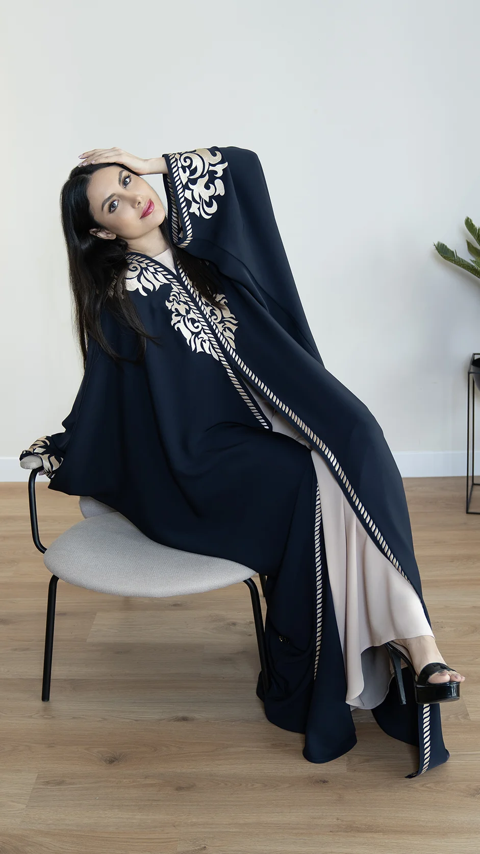 عباية فرشة كحلي مطرّزة