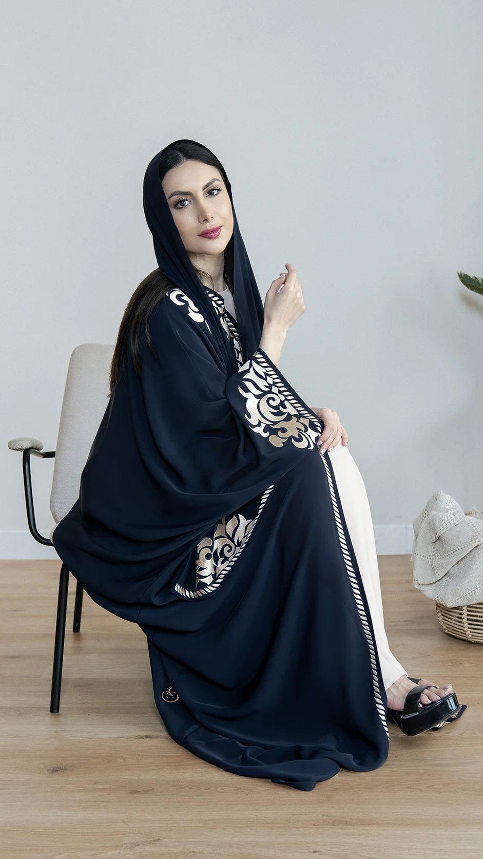 عباية فرشة كحلي مطرّزة