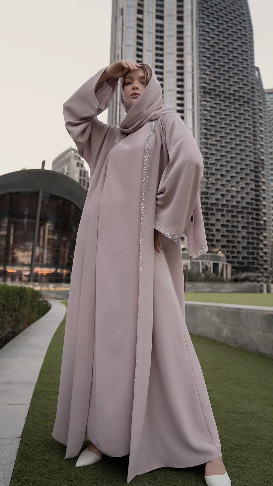 عباية نيدا مفتوحة مزينة بالحجر