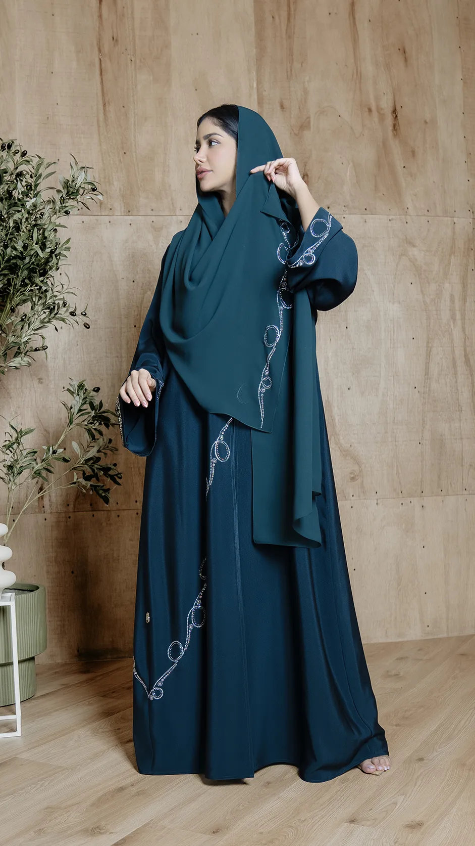 عباية مفتوحة باللون الأخضر الصنوبري مزينة بحجارة أنيقة