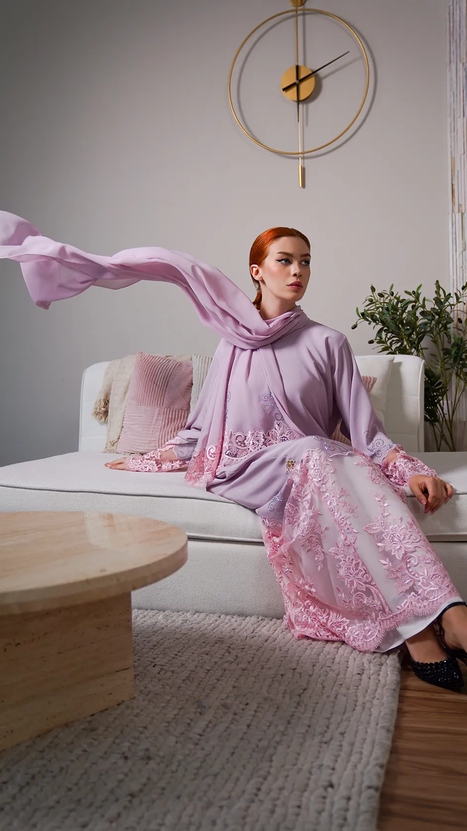 عباية دانتيل فاخرة مزينة بأحجار لامعة