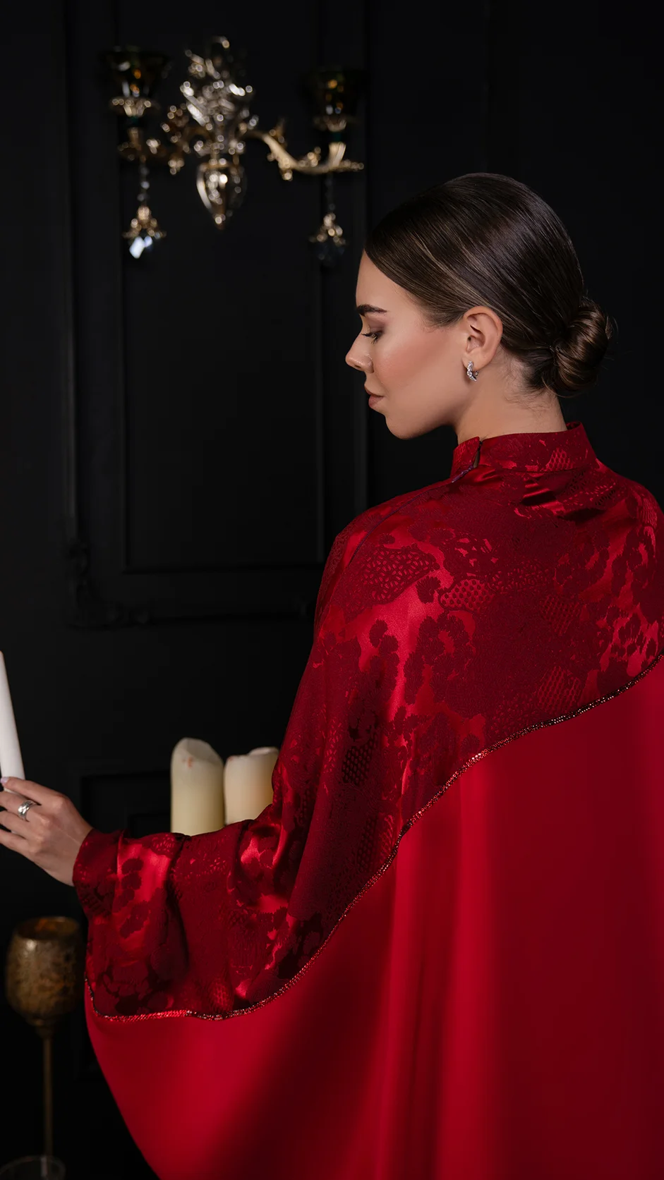 عباية فراشة حمراء مزينة بحجارة فخمة